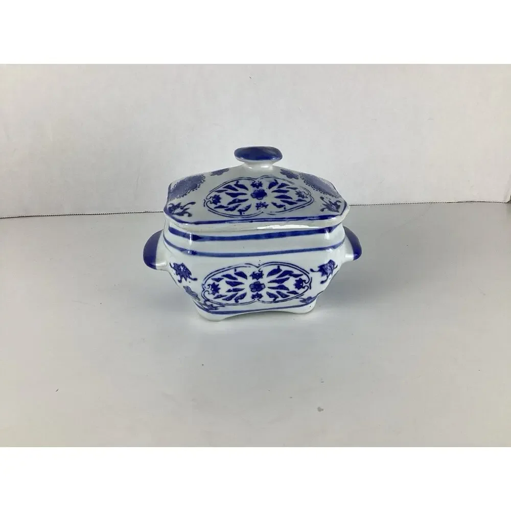 Chinese Chinoiserie Asian antique Porcelain Blue and White Dish With Lid